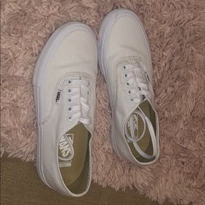 White lace up vans ultra cushion